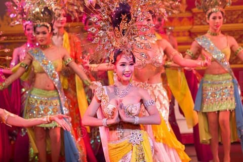 Spectacle de Ladyboy à l'Alcazar Cabaret de Pattaya avec service de navette aller-retour depuis l'hôtel