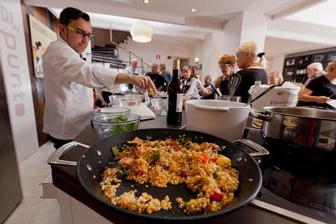 10 Experiencia en Clase de Cocina de Tapas en Madrid con Sangria