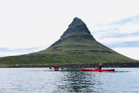 Klassisches Kajak-Abenteuer am Berg Kirkjufell