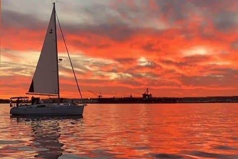 Solnedgång Segel längs San Diego Skyline