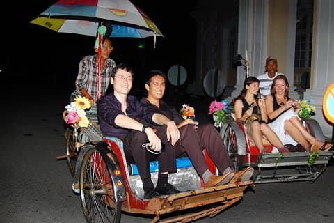 Privado George Town à noite com degustação de comida e passeio de trishaw