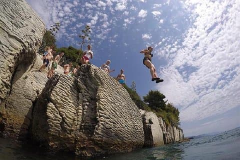 Tour en solitario y salto desde acantilados en aguas profundas en Split