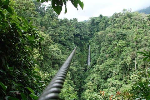 Zipline över La Fortuna vattenfall