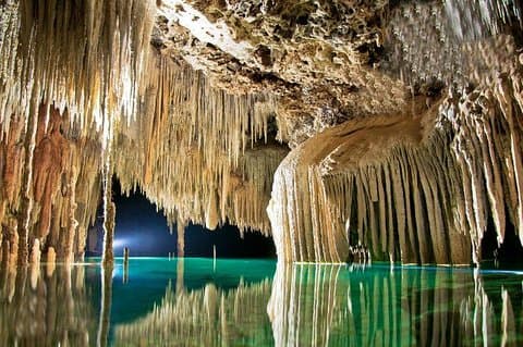 Visite souterraine de la rivière Rio Secreto avec les grottes de cristal