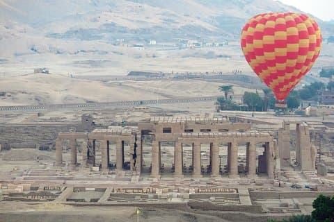Passeio de balão de ar quente sobre Luxor