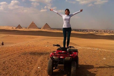 Pyramids Of Giza Adventure Tours en ATV Quad en bicicleta en el desierto
