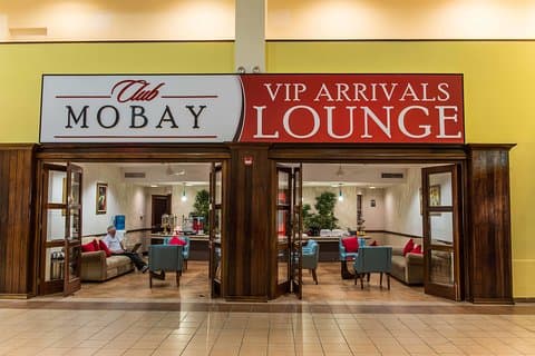 Salón Fast Track Club Mobay con servicio privado de traslado al aeropuerto