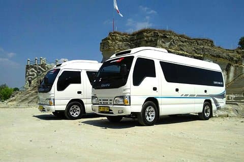Aluguer de carro privado de mini-ônibus Yogyakarta com motorista falando Inglês