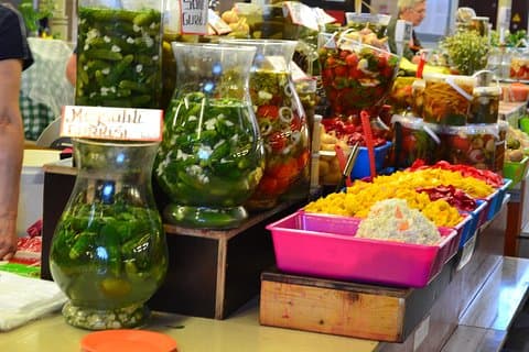 ラトビア料理テイスティングツアー（リガ中央市場、20品）