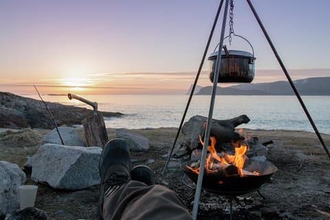 Tromsø: Midnattssol med campfire med vandrende ugle