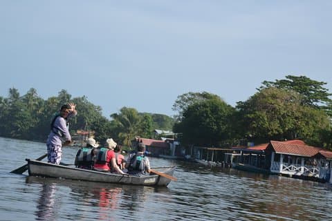 Passeio de canoa no Parque Nacional Tortuguero