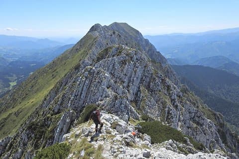 Vandre den høyeste toppen i Piatra Craiului-fjellene (2238 m)
