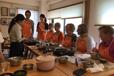 Smågruppe Wagyu-biff og 7 japanske retter Tokyo Cooking Class