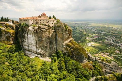 Tour di un'intera giornata a Meteora e Vergina da Atene inclusa la cena