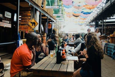 Nairobi Happy Hour Night Out med valgfri gratis bowling