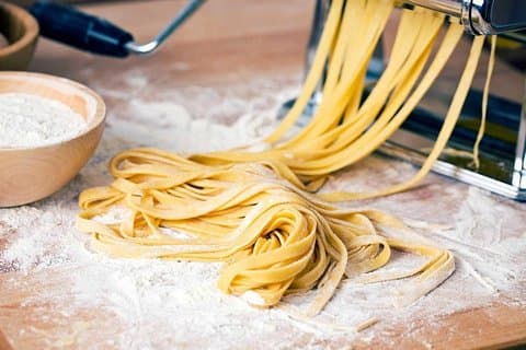 Cuisson des pâtes toscanes à la cave San Gimignano – Apprendre, cuisiner et déguster