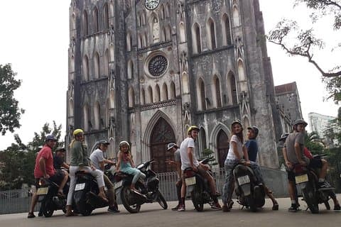 Rondleiding door kleine motorfietsen en rondrit met eten in Hanoi