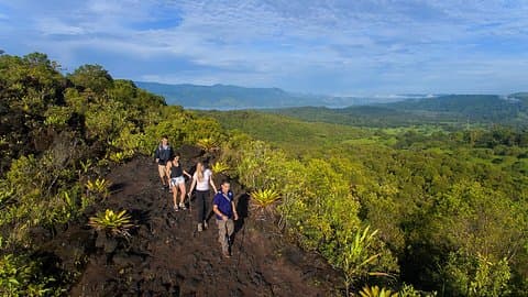 Expedición de senderismo por el volcán Arenal 1968
