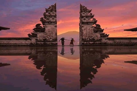 Amanecer en la puerta del cielo Lempuyang Bali