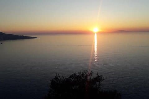Coucher de soleil avec la Mercedes convertible Eclass de la péninsule de Sorrente ou de Positano
