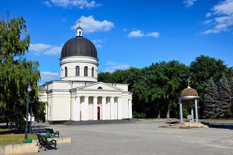 Kiss me Now - city tour of Chisinau!