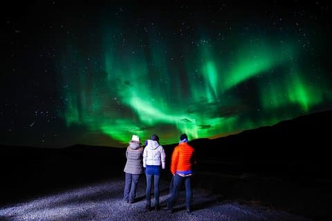 Northern Lights Hunt fra Rovaniemi med folkeslag og snacks over Campfire