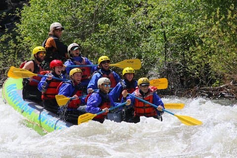 Gezinsvriendelijk wildwaterraften op de Gallatin-rivier