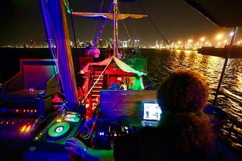 Festa no Barco à Noite no Rio de Janeiro Admissão e Traslado