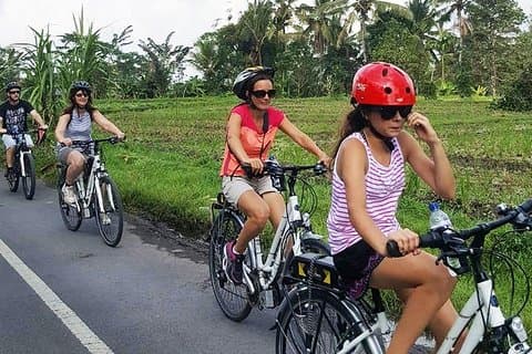 Ciclismo saludable con bicicleta eléctrica Bali Tour