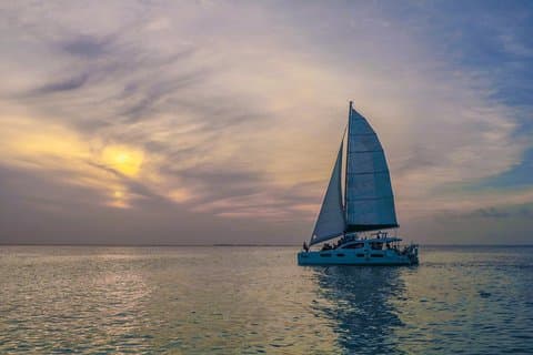 Solnedgang Catamaran Sejlads