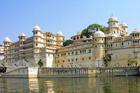 Esplora Udaipur e Jodhpur Tour per 6 notti 7 giorni con auto e autista