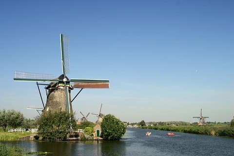 Excursión privada de un día a Rotterdam y molinos de viento holandeses.