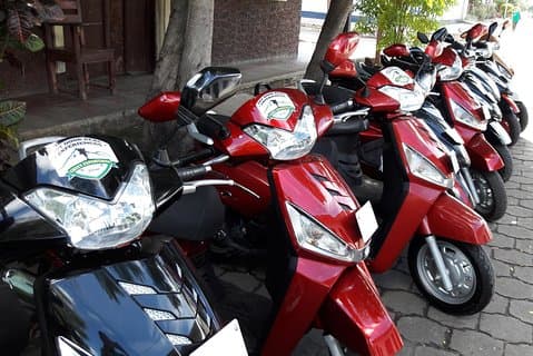 スクーター、バイクのレンタル。