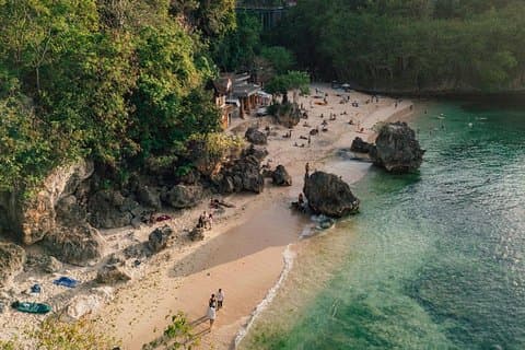 Mooie stranden van Bali en zonsondergang bij de Uluwatu-tempel met Kecak-dansshow