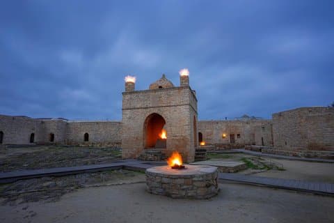 Alt inkludert! Qobustan, Mud Vulcano, Ateshgah og Yanardag Fire Mountain Tour