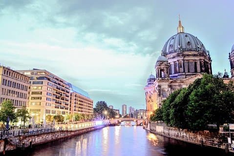 Private Transfer from Nuremberg to Berlin with 2h of Sightseeing