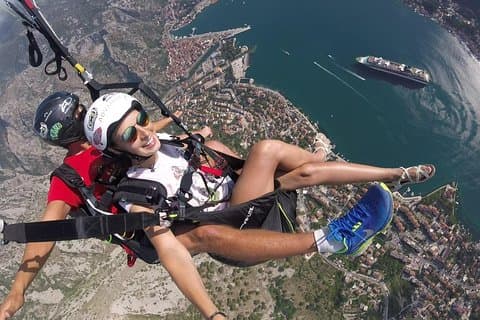 Tandem paragliding vlucht boven de baai van Kotor, Montenegro