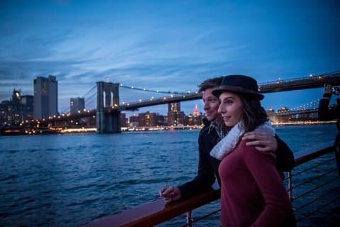 Croisière à New York pendant les fêtes avec chocolat chaud et chants de Noël