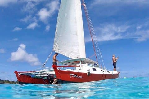 PRIVAT Heldagstur: Moorea Snorkling & Seiling på en katamaran ved navn Taboo