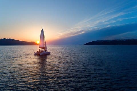 ¡Crucero privado al atardecer con cena y bebidas!
