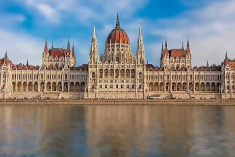 Trasferimento privato da Zara a Budapest con 2 ore per la visita della città