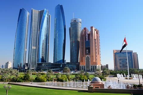 Fra Abu Dhabi: Den store moskeen, Qasr Al Watan-palasset og Etihad-tårnet