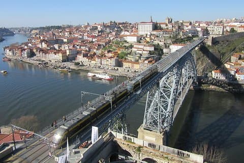 Tour privato dei principali punti salienti di Porto con pranzo tradizionale