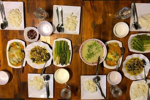 Thuis koken Eten met lokaal gezin