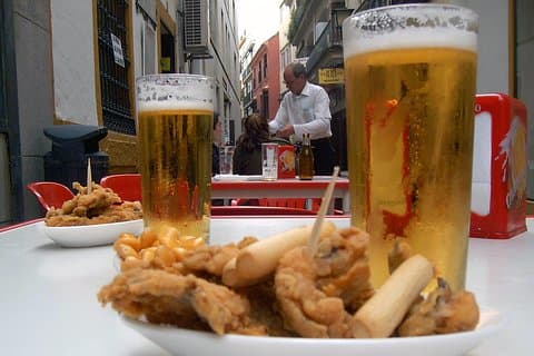 Degustação de tapas sevilhanas em bicicleta (3 bares-3 tapas-3 drinks)