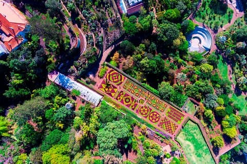 Jardins, broderies et marché