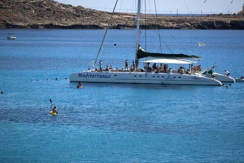 Relajante excursión en catamarán por la laguna azul solo para adultos desde Protaras