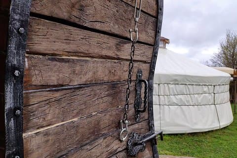 Eco-tur med overnatning i en tønde eller Khan's Yurt