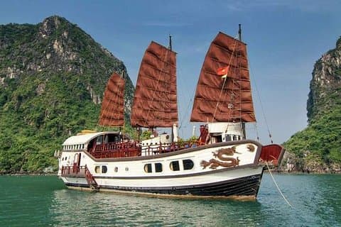 Halong Bay-ontdekking met 8 uur boottocht vanuit de stad Halong