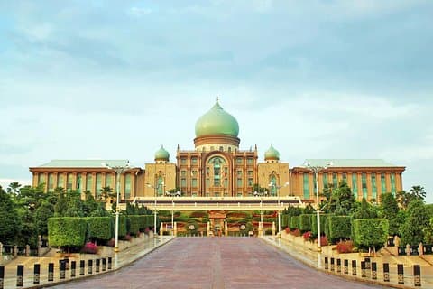 Explore Putrajaya: Iconic Landmarks & Lake Cruise Experience